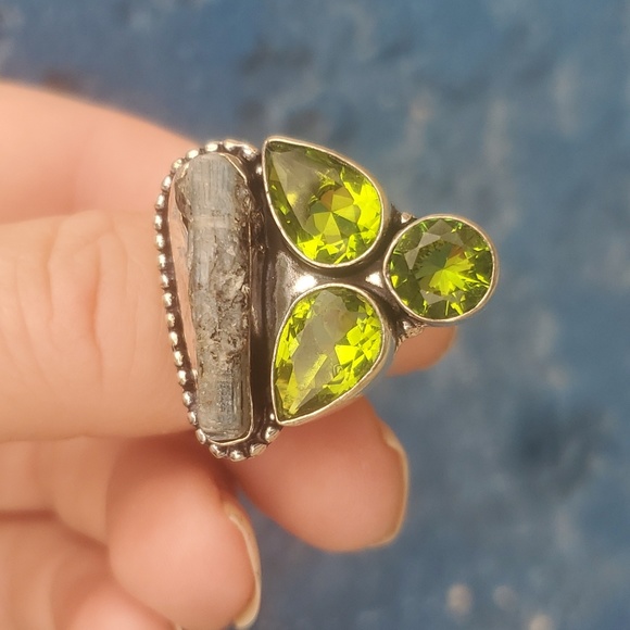 New Rough Kyanite & Peridot 925 Silver Statement Ring. - Picture 11 of 14
